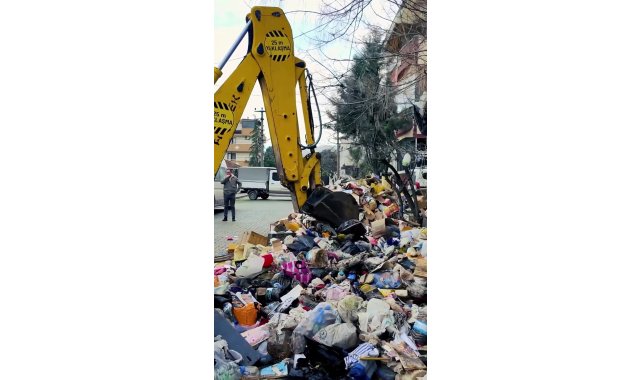 Kötü koku ihbarıyla gidilen evden 30 ton çöp çıktı