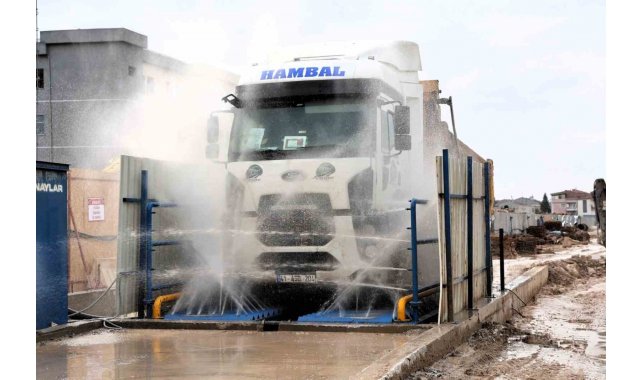 Metro şantiyesinden çıkan araçlar temizlendikten sonra trafiğe karışıyor