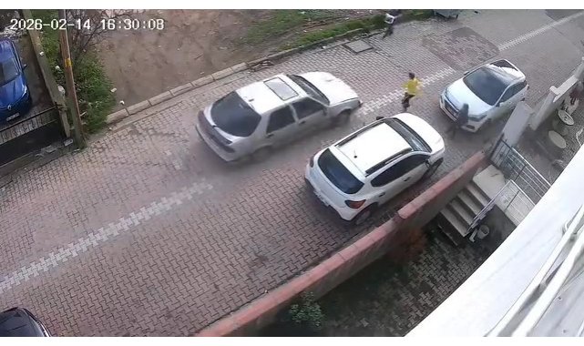 Otomobilin çarptığı 9 yaşındaki çocuk yaralandı: O anlar kamerada