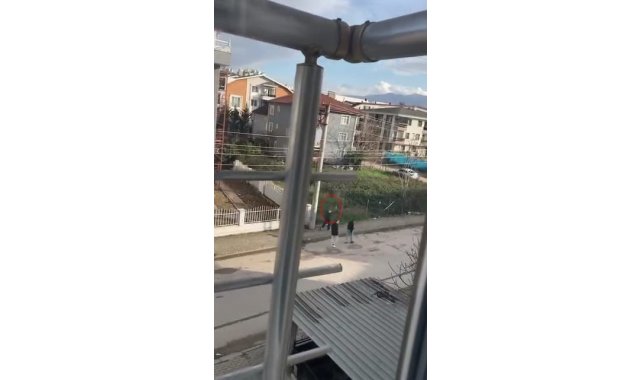 Sokak ortasında havaya ateş eden çocuk kamerada