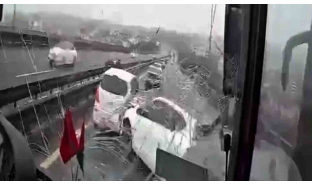 8 kişinin yaralandığı kaza anı kamerada