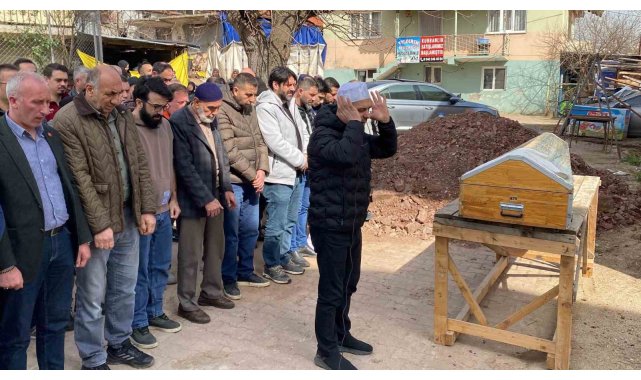 Ahşap evdeki yangında hayatını kaybeden bedensel engelli kişi toprağa verildi