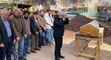 Ahşap evdeki yangında hayatını kaybeden bedensel engelli kişi toprağa verildi