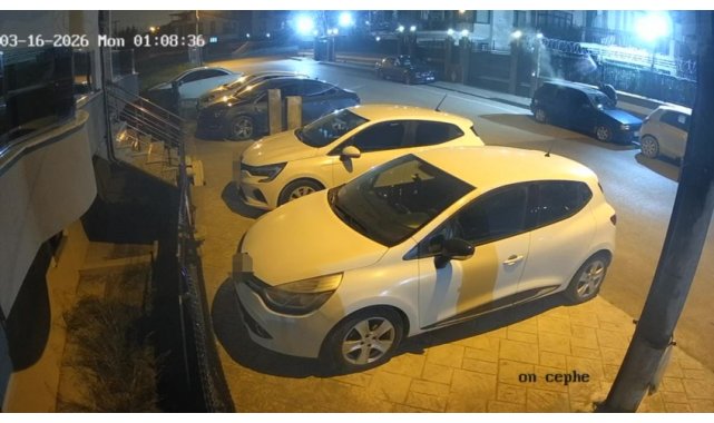 Alevlere teslim olan otomobil dakikalarca böyle yandı