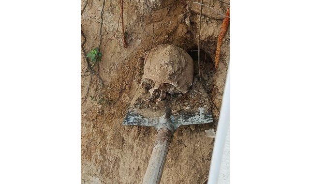 Bahçede yapılan kazıda insan kafatası ve kemikler bulundu