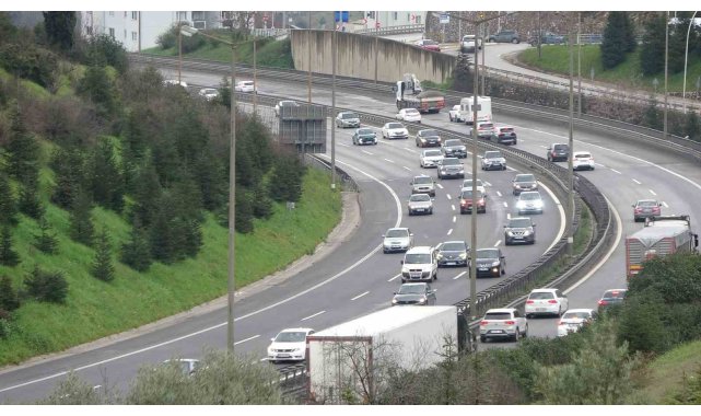 Bayram tatili dönüşleri başladı, TEM'de akıcı yoğunluk hakim