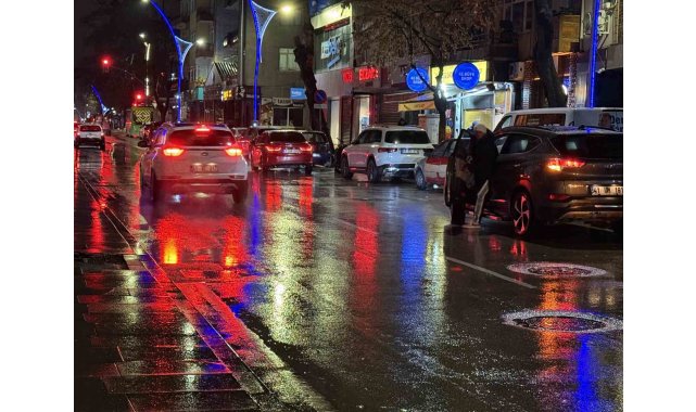 Cadde ortasında dehşet anları: Tekme ve yumruklara feci şekilde darbedildi