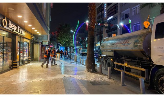 Çayırova'da bayram öncesi cadde ve sokaklar yıkanıyor