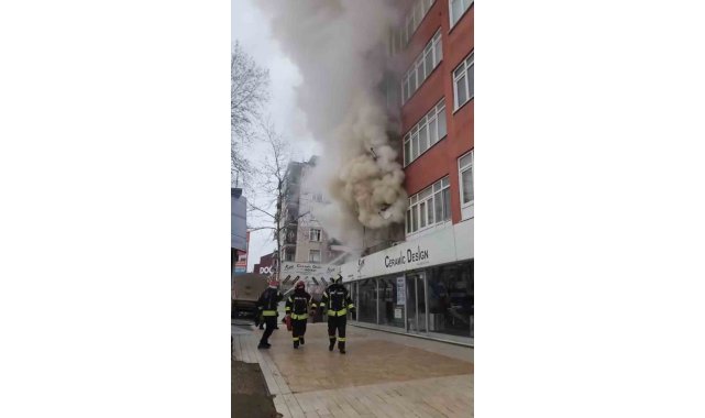 Daire alevlere teslim oldu, 4 kişi dumandan etkilendi