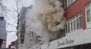 Daire alevlere teslim oldu, 4 kişi dumandan etkilendi