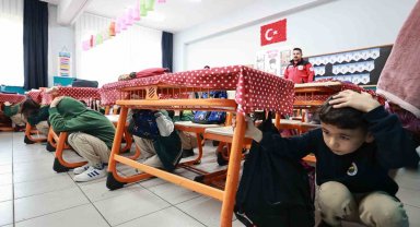 Gebze'de ilkokul öğrencilerine yönelik deprem tatbikatı yapıldı
