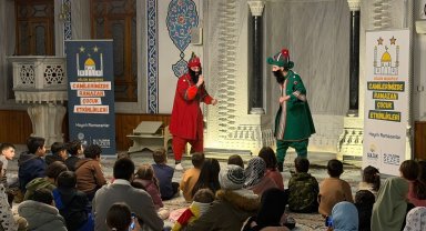 Gölcük'te çocuklar ramazan geleneklerini Karagöz ve Hacivat ile öğreniyor