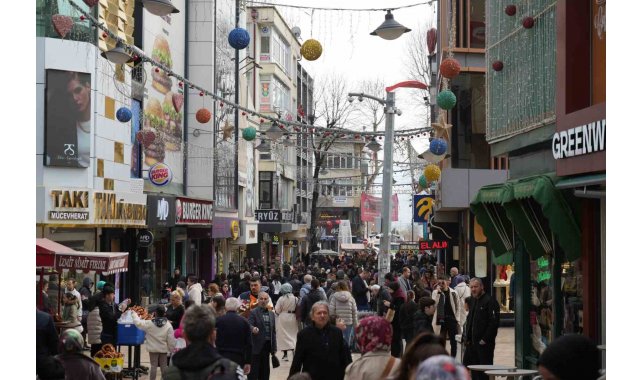 İzmit sokaklarında bayram alışverişi hareketliliği: Adım atacak yer kalmadı