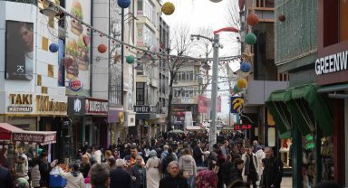 İzmit sokaklarında bayram alışverişi hareketliliği: Adım atacak yer kalmadı