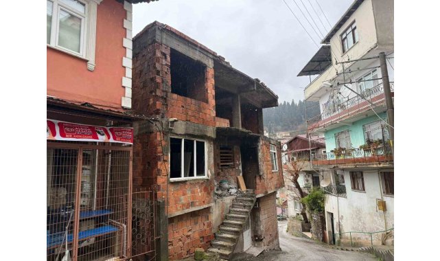 İzmit'te kullanılmayan iki katlı evin çatısı alev alev yandı