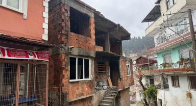 İzmit'te kullanılmayan iki katlı evin çatısı alev alev yandı