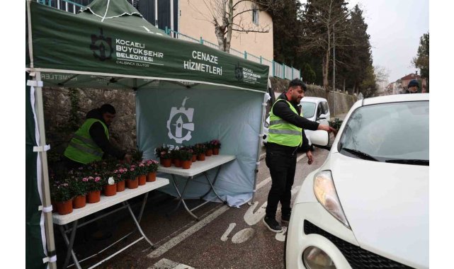 Kabir ziyaretlerinde vatandaşlara ücretsiz çiçek ve ulaşım kolaylığı