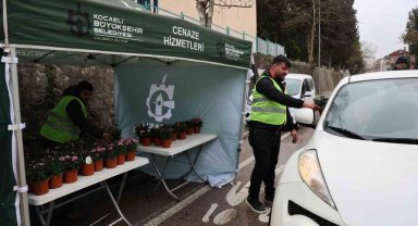 Kabir ziyaretlerinde vatandaşlara ücretsiz çiçek ve ulaşım kolaylığı