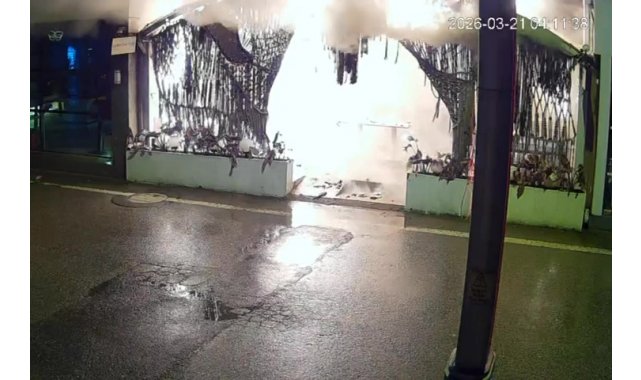 Kafeyi kundaklayıp kaçtı: O anlar kamerada