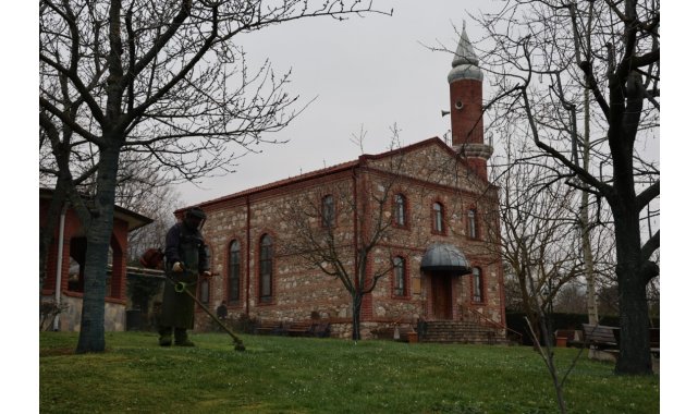 Kartepe'de bayram öncesi camilerde temizlik çalışması yapıldı