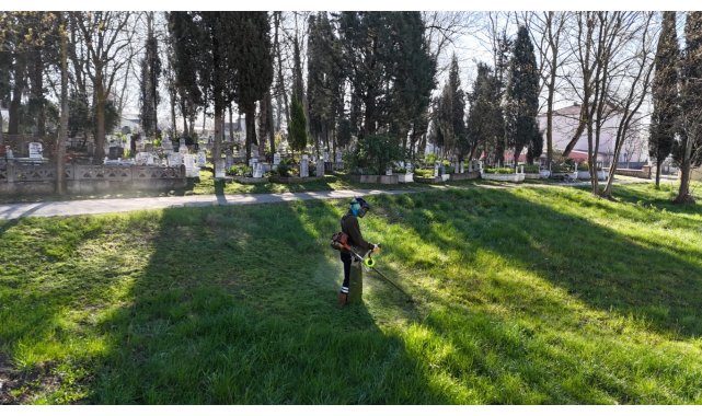 Kartepe'de bayram öncesi mezarlıklarda temizlik çalışması
