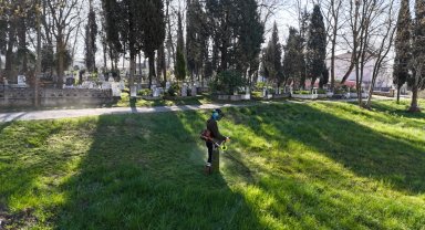 Kartepe'de bayram öncesi mezarlıklarda temizlik çalışması