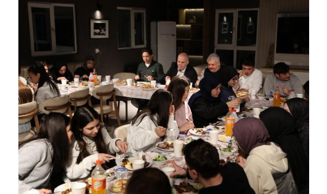 Kartepe'de gençler "Bir Sofra Bir Hikaye" iftarında buluştu