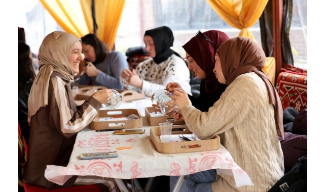 Kartepe'de kurulan otağ çadırında geleneksel sanatlar yaşatılıyor