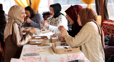 Kartepe'de kurulan otağ çadırında geleneksel sanatlar yaşatılıyor