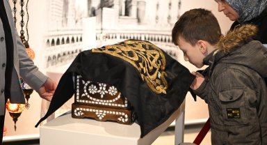 Kartepe'de "Sakal-ı Şerif" ve Kabe örtüsü ziyarete açıldı