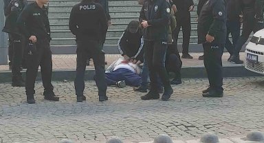 Kendisine istismarda bulunduğunu iddia ettiği şahsı adliye önünde kalbinden bıçakladı