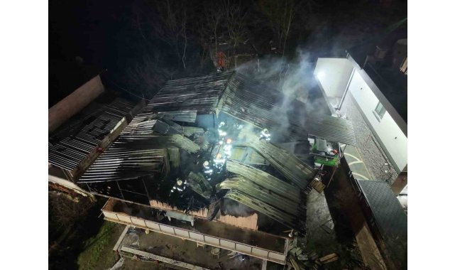 Kocaeli'de 2 katlı evin çatısı alevlere teslim oldu