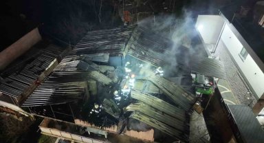 Kocaeli'de 2 katlı evin çatısı alevlere teslim oldu