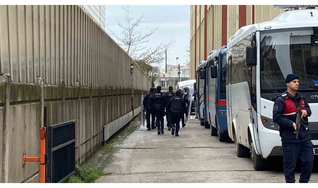 Kocaeli'de 3 kişinin öldüğü silahlı saldırıya ilişkin 9 şüpheli adliyede