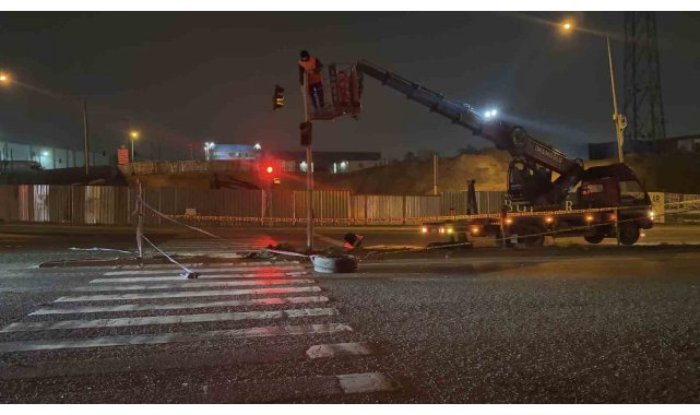 Kocaeli'de işçi servisi ile otomobil çarpıştı: 11 yaralı