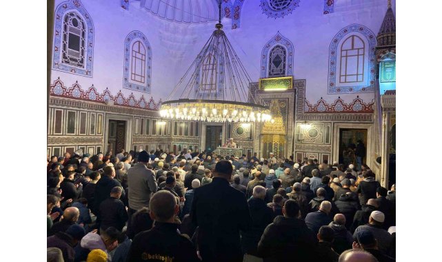 Kocaeli'de Kadir Gecesi camilerde dualarla idrak edildi