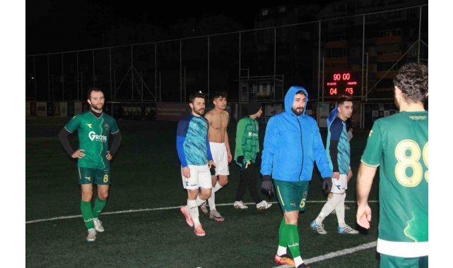 Kocaeli'de rakipleri gol atsın diye yere yatan futbolcuların savunmaları alındı