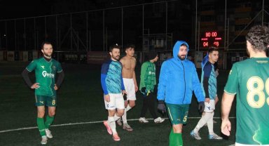 Kocaeli'de rakipleri gol atsın diye yere yatan futbolcuların savunmaları alındı