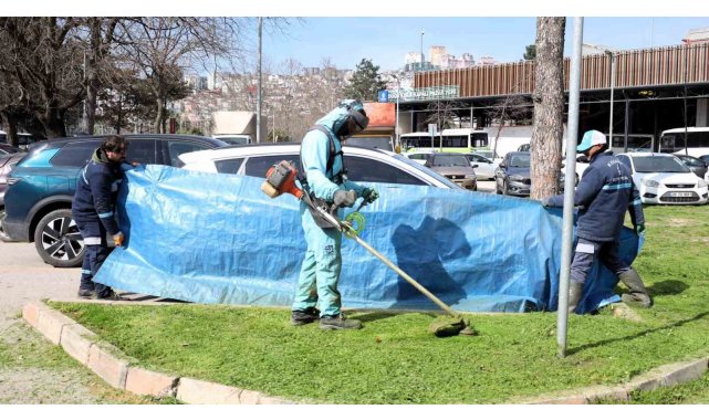Kocaeli'de yeşil alan bakımlarında araçlar brandalarla korunuyor