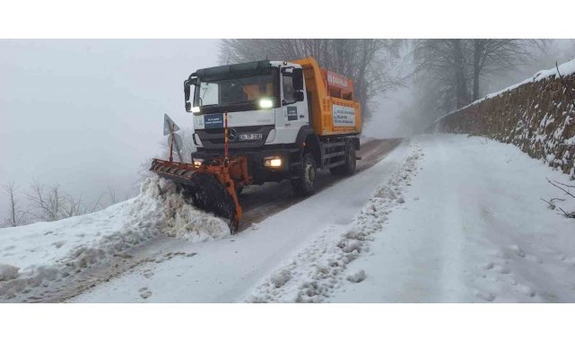 Kocaeli'nin yüksek kesimleri bayram sabahı beyaza büründü
