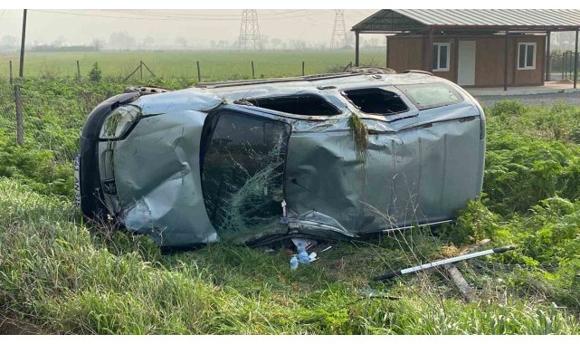 Kontrolden çıkan hafif ticari araç takla attı, sürücü yaralandı