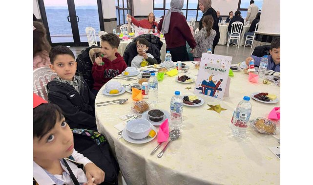 Merih Demiral'dan ilkokul öğretmenine jest