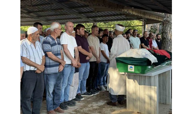Öldürülen oğlunun doğum gününü mezarı başında kutladı