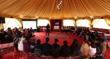 Otağ çadırında minik kitapseverler için imza günü