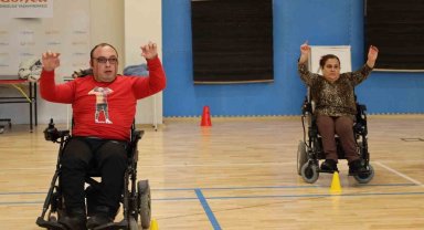 "Engellisin evlenemezsin" dediler, onlar akülü sandalyede zeybek oynuyor