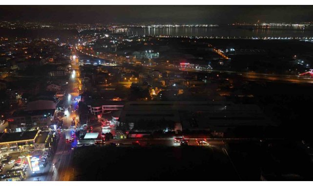 Raf imalatı yapılan fabrika alevlere teslim oldu