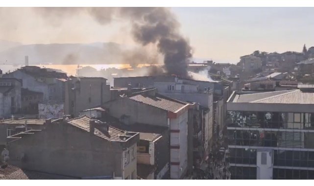 Şehir merkezinde korku dolu anlar: Depo yandı, dumandan göz gözü görmedi