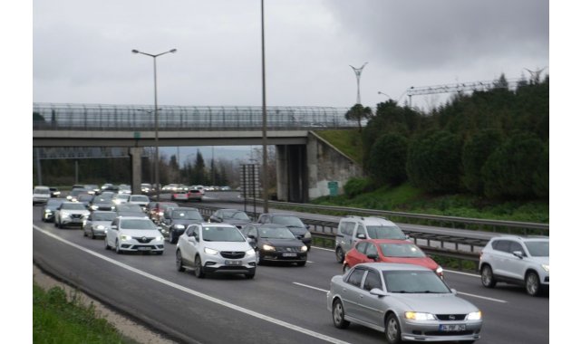 TEM Otoyolu Kocaeli geçişinde tatil dönüşü yoğunluğu