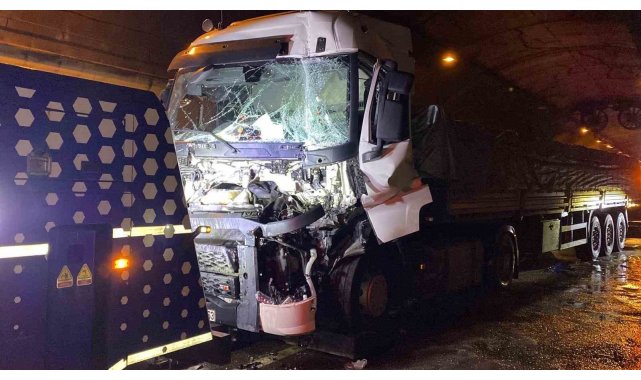 TEM'de tünel içinde 4 araç çarpıştı, sıkışan tır sürücüsü yaralandı