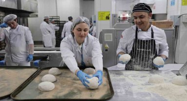 Üniversite öğrencileri kendi elleriyle yaptıkları pideleri iftar çadırında dağıttı